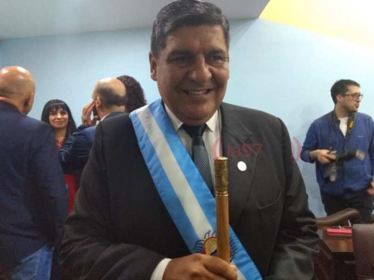 Juan Carlos Arcando con su bastón de mando