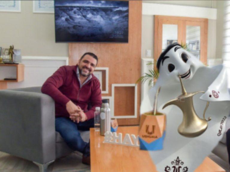 walter vuoto toma mate con la mascota del mundial